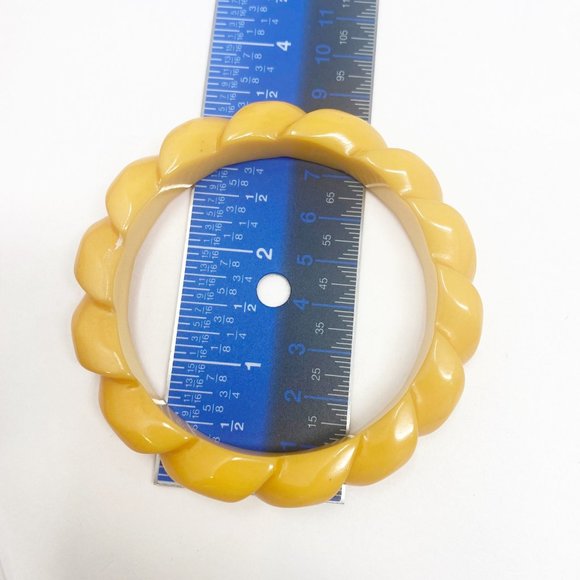 618 Vintage Bakelite Rope Motif Bangle Bracelet in Butterscotch - Picture 6 of 6
